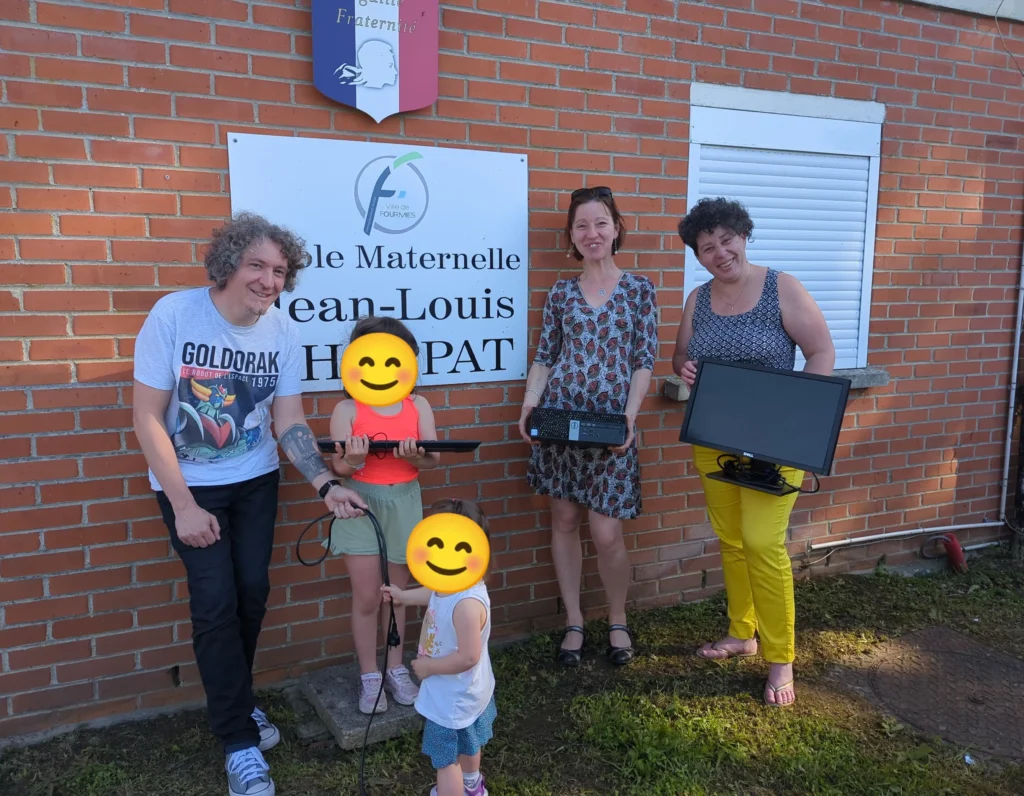 Photo montrant une remise de PC devant l'école Chapat à Fourmies dans le Nord.